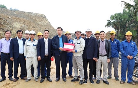 Công đoàn Xây dựng Việt Nam thăm đoàn viên, người lao động Tập đoàn Xây dựng Đông Dương trong ngày ra quân đầu năm trên tuyến cao tốc Tuyên Quang – Hà Giang