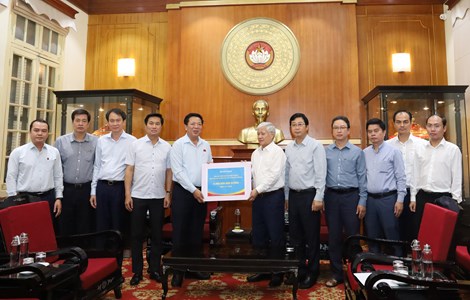 Bộ Xây dựng trao 5 tỷ đồng ủng hộ đồng bào bị thiệt hại do bão số 10 gây ra