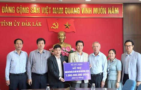 Bộ Xây dựng trao 1 tỷ đồng hỗ trợ đồng bào vùng lũ phía Đông tỉnh Đắk Lắk khắc phục hậu quả do mưa, lũ gây ra