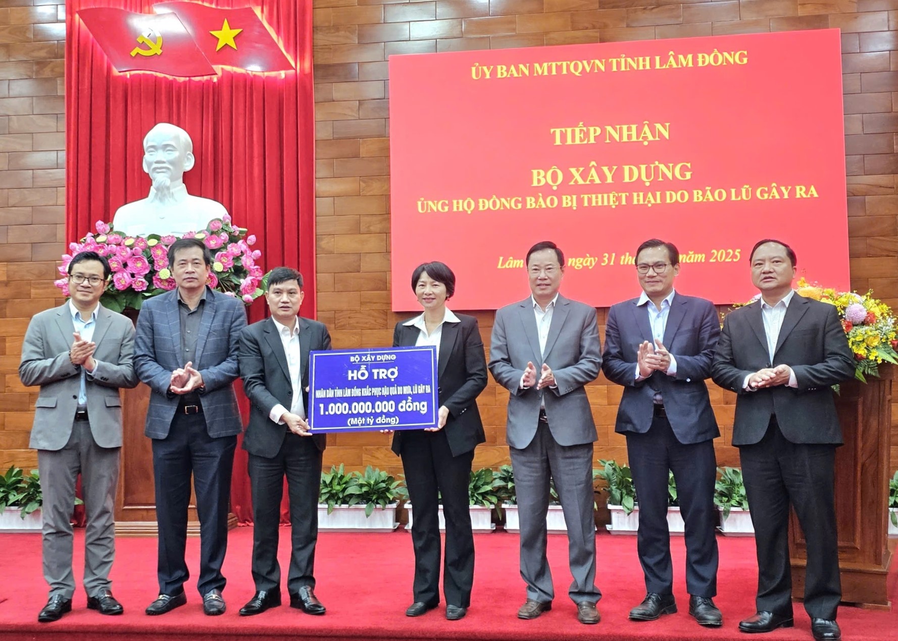 Bộ Xây dựng trao một tỷ đồng ủng hộ đồng bào vùng lũ Lâm Đồng- Ảnh 2.