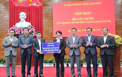 Bộ Xây dựng trao một tỷ đồng hỗ trợ nhân dân tỉnh Lâm Đồng khắc phục hậu quả do mưa, lũ gây ra