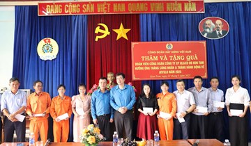 Thăm, tặng quà các đơn vị thường trực công tác đảm bảo an toàn giao thông và đoàn viên, người lao động thuộc Công đoàn Cục Đường bộ Việt Nam nhân dịp Tháng Công nhân năm 2025