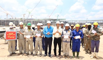 Thăm, tặng quà đoàn viên, người lao động tại một số đơn vị, doanh nghiệp và công trình trọng điểm nhân dịp Tháng Công nhân năm 2025