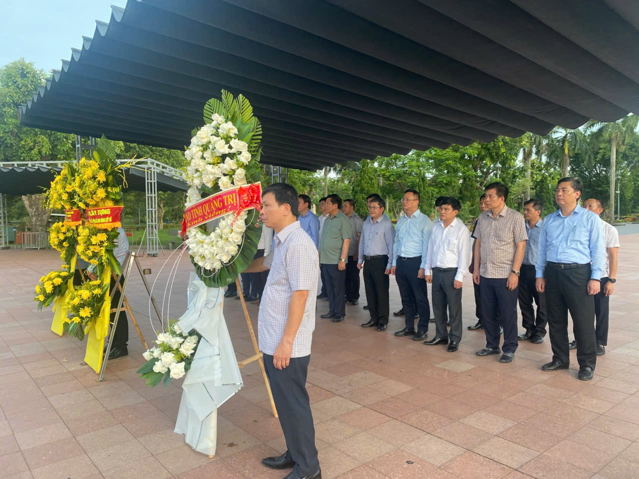 Bộ trưởng Trần Hồng Minh dâng hương tưởng niệm các anh hùng liệt sĩ Trường Sơn- Ảnh 6.