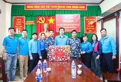 Vượt trùng khơi trao gửi nghĩa tình: Ấm áp chuyến thăm đoàn viên, người lao động nơi biển đảo