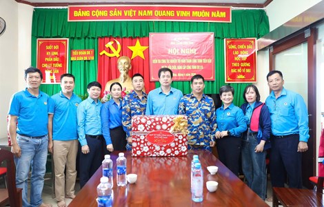 Vượt trùng khơi trao gửi nghĩa tình: Ấm áp chuyến thăm đoàn viên, người lao động nơi biển đảo