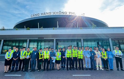 Công đoàn Xây dựng Việt Nam thăm, động viên người lao động làm việc giữa nắng nóng tại Cảng hàng không Phù Cát