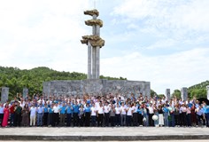 Đoàn đại biểu dự Hội nghị điển hình tiên tiến ngành Xây dựng dâng hương, báo công Chủ tịch Hồ Chí Minh và tri ân các anh hùng liệt sĩ