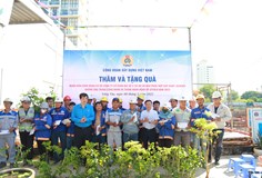 Công đoàn Xây dựng Việt Nam tặng quà cho người lao động Tập đoàn DIC nhân dịp Tháng Công nhân năm 2025